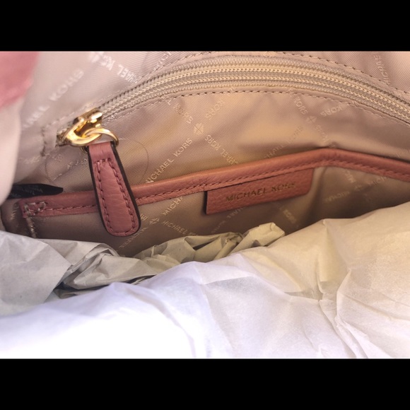 Gaby’sBags👜💕- NWT Michael Kors Large Backpack - Picture 8 of 8